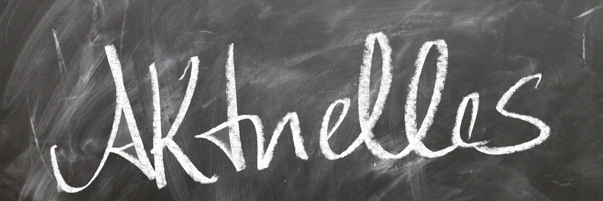 Aktuelles mit Kreide auf einer alten Tafel geschrieben