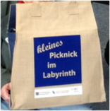 Ein Bild einer Picknick im Labyrinth Tasche